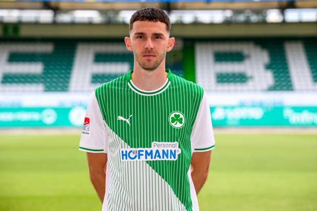 10.07.2025 - SpVgg Greuther Fürth ( Kleeblatt Spielvereinigung ) - 2. BL Fussball Bundesliga - Saison 2025 2026 - Fototermin Porträttermin Vorstellung Präsentation Pressetermin - - Einzelbild Einzelfoto Portrait Porträt Kopfbild - Branimir Hrgota (10, SpVgg Greuther Fürth )