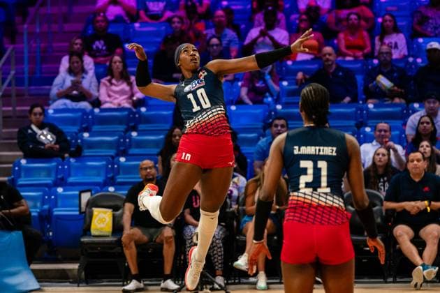 (250711) -- ARLINGTON, July 11, 2025 -- Flormarie Heredia (top) of Dominican Republic competes during the match between the United States and Dominican Republic at the Women s Volleyball Nations League (VNL) 2025 in Arlington, the United States, July 10, 2025. (Photo by Chen Chen Xinhua) (SP)U.S.-ARLINGTON-VOLLEYBALL-NATIONS LEAGUE-WOMEN XuxJianmei 