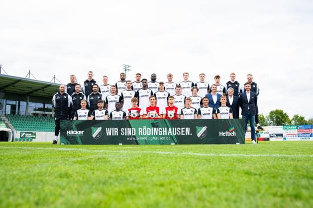SV Rödinghausen, Regionalliga West, Porträttermin 2025 2026, , hintere Reihe v.li.: Teammanager Rene Wederz, Athletiktrainer und Physiotherapeut Hannes Niemann, Marius Bauer, Leon Tia, Lennox Afolabi, Paterson Chato, Mattis Rohlfing, Tim Corsten, Eduard Probst, Leonard Köhler, Videoanalyst Christoph Budde, Betreuer Dustin Klüter; mittlere Reihe v.li.: Torwarttrainer Benjamin Gommert, Co-Trainer Marco Beier, Trainer Dennis da Silva Felix, Niklas Szeleschus, Viktor Miftaraj, Cottrell Ezekwem, Maximilian Hippe, Julian Schwermann, Ansgar Kuhlmann, Vereinsvorsitzender Matthias Berens, Horst Finkemeier, Sportlicher Leiter Alexander Müller; vordere Reihe v.li.: Manuel Reutter, Noah Köse, Abdul Mourasalim Fesenmeyer, Max Koch, Flemming Niemann, Hannes Kramp, Simon Breuer, Allan Firmino Dantas, Marco Hober. Rödinghausen Nordrhein-Westfalen Deutschland Häcker Wiehenstadion