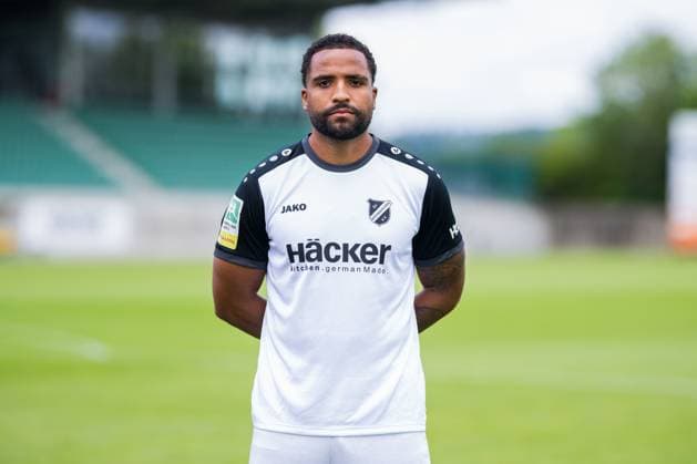 Leon Tia; SV Rödinghausen; Regionalliga West, Porträttermin 2025 2026. Rödinghausen Nordrhein-Westfalen Deutschland Häcker Wiehenstadion