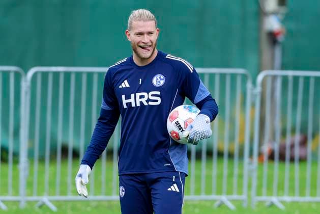 Torhueter Loris Karius (FC Schalke 04) lacht, 11.07.2025, Training FC Schalke 04, Trainingsplatz am 11. July 2025 in Neustift im Stubaitail, Oesterreich. (Foto von Marco Steinbrenner DeFodi Images) Torhueter Loris Karius (FC Schalke 04) smiles, 11.07.2025, Training FC Schalke 04, Trainingsplatz, July 11, 2025 in Neustift im Stubaital, Austria. (Photo by Marco Steinbrenner DeFodi Images) *** Goalkeeper Loris Karius FC Schalke 04 smiles, 11 07 2025, Training FC Schalke 04, Training ground on July 11, 2025 in Neustift im Stubaitail, Austria Photo by Marco Steinbrenner DeFodi Images Goalkeeper Loris Karius FC Schalke 04 smiles, 11 07 2025, Training FC Schalke 04, Training ground, July 11, 2025 in Neustift im Stubaital, Austria Photo by Marco Steinbrenner DeFodi Images