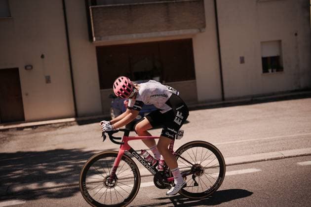 The pack rides during the 6th stage of the Giro d™Italia Women, from Bellaria-Igea Marina to Terre Roveresche, Italy Friday, July 11, 2025. - cycling .  Copyright: xMarcoxAlpozzi LaPressex
