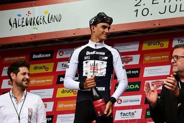 10.07.2025, St. Johann, AUT, Tour of Austria 2025, Etappe 2 von Bischofshofen nach St. Johann in Salzburg (142,1 km), im Bild Im Schwarzen Trikot des besten Nachwuchsfahrers Isaac Del Toro (MEX, UAE Team Emirates - XRG) Im Schwarzen Trikot des besten Nachwuchsfahrers Isaac Del Toro (MEX, UAE Team Emirates - XRG) during the stage 2 from Bischofshofen to St. Johann in Salzburg (142,1 km) of the Tour of Austria. in St. Johann, Austria on 2025 07 10. Expa St. Johann