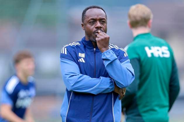 Direktor Kaderplanung, Scouting und Knappenschmiede Ben Manga (FC Schalke 04) schaut, 11.07.2025, Training FC Schalke 04, Trainingsplatz am 11. July 2025 in Neustift im Stubaitail, Oesterreich. (Foto von Marco Steinbrenner DeFodi Images) Direktor Kaderplanung, Scouting und Knappenschmiede Ben Manga (FC Schalke 04) looks on, 11.07.2025, Training FC Schalke 04, Trainingsplatz, July 11, 2025 in Neustift im Stubaital, Austria. (Photo by Marco Steinbrenner DeFodi Images)