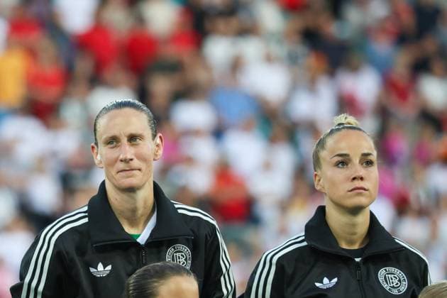 St. Gallen, Schweiz 04. Juli 2025: UEFA - Euro 2025 Woman - Deutschland vs. Polen Im Bild: v.li.Torhüterin Ann-Katrin Berger (Deutschland) und Giulia Gwinn (Deutschland) vor dem Spiel gegen Polen bei der WEURO 2025 in St. Gallen. Arena St. Gallen Copyright: xFotostandx xFantinix
