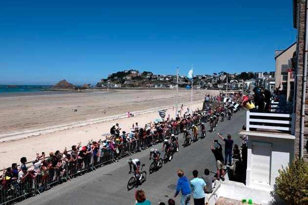 Tour de France 2025 Stage 7 MUR-DE-BRETAGNE GUERLEDAN, FRANCE - JULY 11 : illustration picture peloton at plage Pléneuf-Val-André during stage 7 of the 112th edition of Tour de France an UCI World Tour 2.UWT cycling road race stage for Men Elite of 194 km with start in Saint-Malo and finish in Mur-de-Bretagne Guerledan on July 11, 2025 in Mur-de-Bretagne Guerledan, France, 11 07 2025 ( Motordriver Kenny Verfaillie - Mur-de-Bretagne Guerledan France  Copyright: xLucaxBettinix
