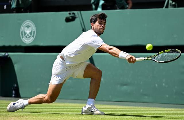 (250711) -- LONDON, July 11, 2025 -- Carlos Alcaraz hits a return during the men s singles semifinal match between Carlos Alcaraz of Spain and Taylor Fritz of the United States at the Wimbledon Tennis Championships in London, Britain, July 11, 2025. ) (SP)BRITAIN-LONDON-TENNIS-WIMBLEDON-MEN S SINGLES ZhaoxDingzhe 