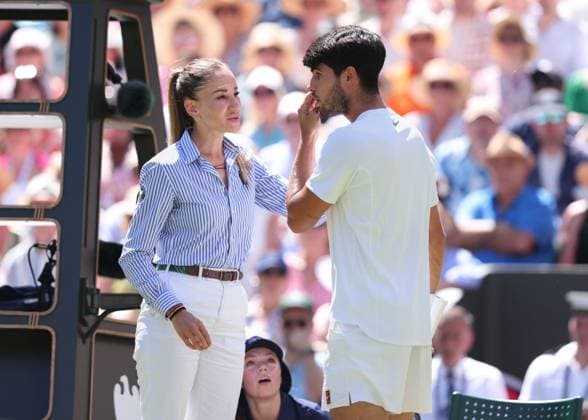 Schiedsrichterin Marijana Veljovic schaut auf Carlos Alcaraz (ESP) der etwas im Auge hat, Herren Einzel, Gentlemen s Singles Tennis - Wimbledon 2025 - Grand Slam ITF ATP, Tennis Herren WTA, Tennis Damen - AELTC - London - - Great Britain - 11 July 2025. Copyright: xJuergenxHasenkopfx
