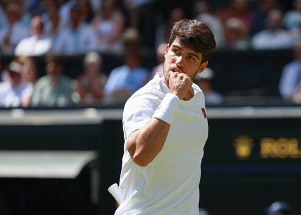Carlos Alcaraz (ESP) macht die Faust und jubelt, Jubel, Freude, Emotion Herren Einzel, Gentlemen s Singles Tennis - Wimbledon 2025 - Grand Slam ITF ATP, Tennis Herren WTA, Tennis Damen - AELTC - London - - Great Britain - 11 July 2025. Carlos Alcaraz (ESP, Herren Einzel, Gentlemen s Singles Tennis - Wimbledon 2025 - Grand Slam ITF ATP WTA - AELTC - London - - Great Britain - 11 July 2025. Carlos Alcaraz (ESP), Herren Einzel, Gentlemen s Singles Tennis - Wimbledon 2025 - Grand Slam ITF ATP WTA - AELTC - London - - Great Britain - 11 July 2025. Copyright: xJuergenxHasenkopfx