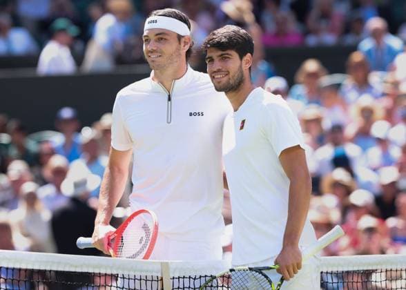 L-R. Taylor Fritz und Carlos Alcaraz posen am Netz fuer ein Foto, Herren Einzel, Gentlemen s Singles Tennis - Wimbledon 2025 - Grand Slam ITF ATP, Tennis Herren WTA, Tennis Damen - AELTC - London - - Great Britain - 11 July 2025. Copyright: xJuergenxHasenkopfx