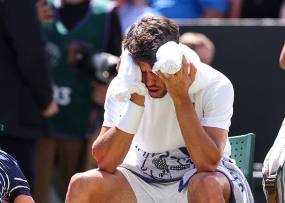 Carlos Alcaraz (ESP) mit einem Eispack, Spielpause, Herren Einzel, Gentlemen s Singles Tennis - Wimbledon 2025 - Grand Slam ITF ATP, Tennis Herren WTA, Tennis Damen - AELTC - London - - Great Britain - 11 July 2025. Copyright: xJuergenxHasenkopfx
