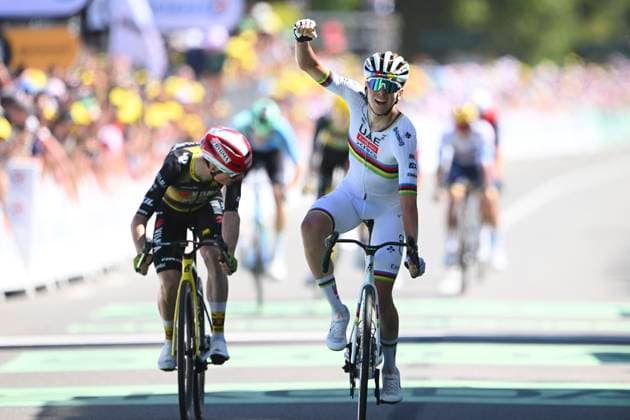 Tour de France 2025 Stage 7 MUR-DE-BRETAGNE GUERLEDAN, FRANCE - JULY 11 : Pogacar Tadej (SLO) of UAE Team Emirates wins, second place for Vingegaard Jonas (DEN) of Team Visma Lease a Bike during stage 7 of the 112th edition of Tour de France an UCI World Tour 2.UWT cycling road race stage for Men Elite of 194 km with start in Saint-Malo and finish in Mur-de-Bretagne Guerledan on July 11, 2025 in Mur-de-Bretagne Guerledan, France, 11 07 2025 ( Motordriver Kenny Verfaillie - Mur-de-Bretagne Guerledan France  Copyright: xVincentxKalutx