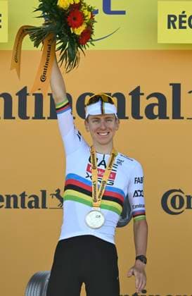 Tour de France 2025 Stage 7 MUR-DE-BRETAGNE GUERLEDAN, FRANCE - JULY 11 : Pogacar Tadej (SLO) of UAE Team Emirates pictured during the podium ceremony of stage 7 of the 112th edition of Tour de France an UCI World Tour 2.UWT cycling road race stage for Men Elite of 194 km with start in Saint-Malo and finish in Mur-de-Bretagne Guerledan on July 11, 2025 in Mur-de-Bretagne Guerledan, France, 11 07 2025 ( Motordriver Kenny Verfaillie - Mur-de-Bretagne Guerledan France  Copyright: xVincentxKalutx