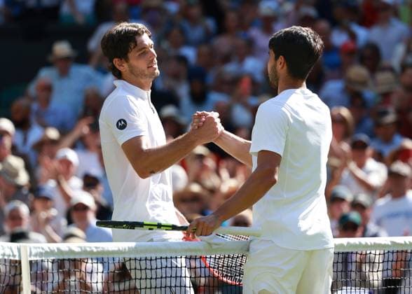 Taylor Fritz gratuliert dem Sieger Carlos Alcaraz (ESP), Herren Einzel, Gentlemen s Singles Tennis - Wimbledon 2025 - Grand Slam ITF ATP, Tennis Herren WTA, Tennis Damen - AELTC - London - - Great Britain - 11 July 2025. Copyright: xJuergenxHasenkopfx