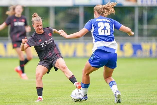 2025-07-11 PEC Zwolle Women v Bayer Leverkusen Women - Pre-season friendly WEZEP, NETHERLANDS - JULY 11: Kristin Kogel of Bayer Leverkusen 04, Inske Weiman of PEC Zwolle during the Pre-season friendly match between PEC Zwolle Women and Bayer Leverkusen Women at Sportpark Mulderssingel on July 11, 2025 in Wezep, Netherlands. Wezep Sportpark Mulderssingel Netherlands Content not available for redistribution in The Netherlands directly or indirectly through any third parties. Copyright: xAndrexWeeningx