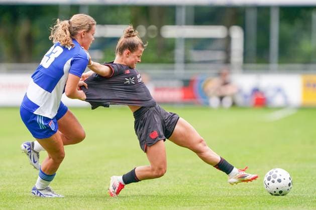 2025-07-11 PEC Zwolle Women v Bayer Leverkusen Women - Pre-season friendly WEZEP, NETHERLANDS - JULY 11: Inske Weiman of PEC Zwolle, Kristin Kogel of Bayer Leverkusen 04 during the Pre-season friendly match between PEC Zwolle Women and Bayer Leverkusen Women at Sportpark Mulderssingel on July 11, 2025 in Wezep, Netherlands. Wezep Sportpark Mulderssingel Netherlands Content not available for redistribution in The Netherlands directly or indirectly through any third parties. Copyright: xAndrexWeeningx