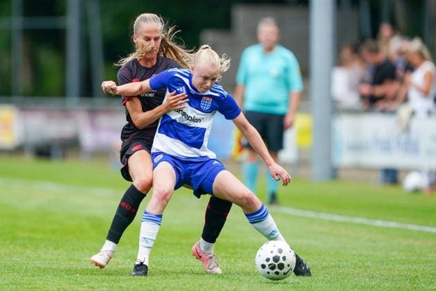 2025-07-11 PEC Zwolle Women v Bayer Leverkusen Women - Pre-season friendly WEZEP, NETHERLANDS - JULY 11: Juliette Vidal of Bayer Leverkusen 04, Lyanne Iedema of PEC Zwolle during the Pre-season friendly match between PEC Zwolle Women and Bayer Leverkusen Women at Sportpark Mulderssingel on July 11, 2025 in Wezep, Netherlands. Wezep Sportpark Mulderssingel Netherlands Content not available for redistribution in The Netherlands directly or indirectly through any third parties. Copyright: xAndrexWeeningx