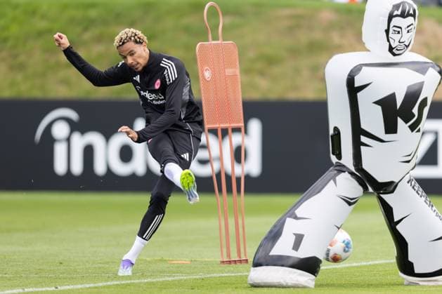 Training Eintracht Frankfurt Hugo Ekitike (Eintracht Frankfurt, 11) spielt den Ball durch die Beine des Dummi-Verteidigers. Training von Eintracht Frankfurt am 11. Juli 2025 im Deutsche Bank Park in Frankfurt am Main., Frankfurt am Main Hessen Deutschland Deutsche Bank Park