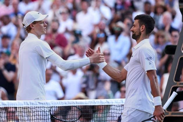 Novak Djokovic (SRB) gratuliert dem Sieger, Jannik Sinner (ITA), Herren Einzel, Gentlemen s Singles Tennis - Wimbledon 2025 - Grand Slam ITF ATP, Tennis Herren WTA, Tennis Damen - AELTC - London - - Great Britain - 11 July 2025. Copyright: xJuergenxHasenkopfx