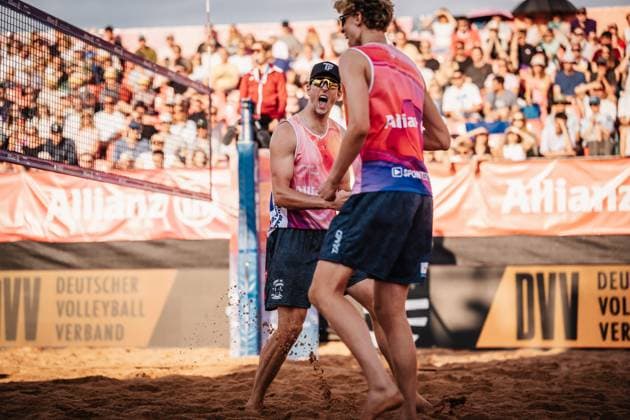 Beachvolleyball Männer Allianz German Beach Tour 2025 Tourstop München 11.07.2025 v.l. Tristan Fröbel und Tamo Wüst jubeln München Zentraler Hochschulsport Münche Bayern Deutschland