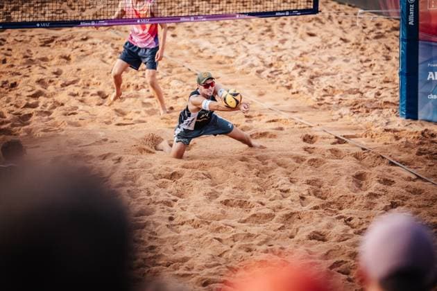 Beachvolleyball Männer Allianz German Beach Tour 2025 Tourstop München 11.07.2025 Benedikt Sagstetter spielt den Ball München Zentraler Hochschulsport Münche Bayern Deutschland