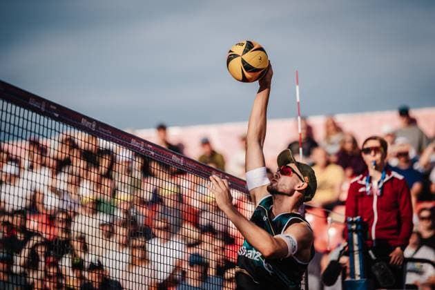 Beachvolleyball Männer Allianz German Beach Tour 2025 Tourstop München 11.07.2025 Benedikt Sagstetter beim Angriff München Zentraler Hochschulsport Münche Bayern Deutschland
