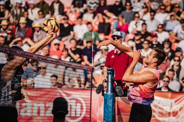 Beachvolleyball Männer Allianz German Beach Tour 2025 Tourstop München 11.07.2025 Jannis Hopt beim Angriff München Zentraler Hochschulsport Münche Bayern Deutschland