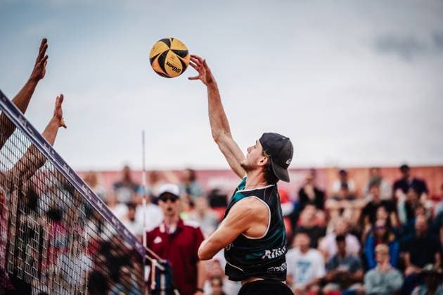 Beachvolleyball Männer Allianz German Beach Tour 2025 Tourstop München 11.07.2025 Paul Henning beim Angriff München Zentraler Hochschulsport Münche Bayern Deutschland
