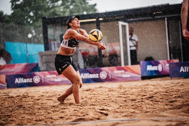 Beachvolleyball Frauen Allianz German Beach Tour 2025 Tourstop München 11.07.2025 Leonie Klinke nimmt den Ball im Regen an München Zentraler Hochschulsport Münche Bayern Deutschland