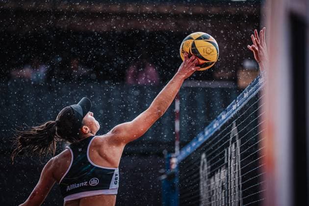 Beachvolleyball Frauen Allianz German Beach Tour 2025 Tourstop München 11.07.2025 Leonie Klinke beim Angriff im Regen München Zentraler Hochschulsport Münche Bayern Deutschland