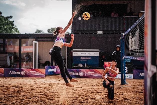 Beachvolleyball Frauen Allianz German Beach Tour 2025 Tourstop München 11.07.2025 Tabea Schwarz beim Angriff im Regen München Zentraler Hochschulsport Münche Bayern Deutschland