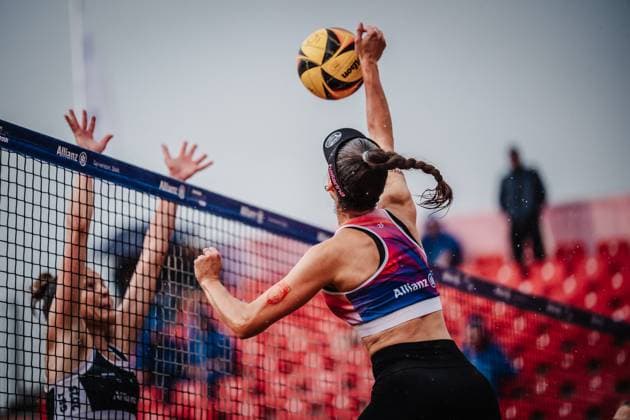 Beachvolleyball Frauen Allianz German Beach Tour 2025 Tourstop München 11.07.2025 Lisa-Sophie Kotzan beim Angriff München Zentraler Hochschulsport Münche Bayern Deutschland