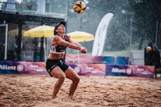 Beachvolleyball Frauen Allianz German Beach Tour 2025 Tourstop München 11.07.2025 Leonie Klinke nimmt den Ball im Regen an München Zentraler Hochschulsport Münche Bayern Deutschland