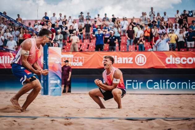Beachvolleyball Männer Allianz German Beach Tour 2025 Tourstop München 11.07.2025 v.l. David Poniewaz und Luis Kubo jubeln nach dem Sieg München Zentraler Hochschulsport Münche Bayern Deutschland