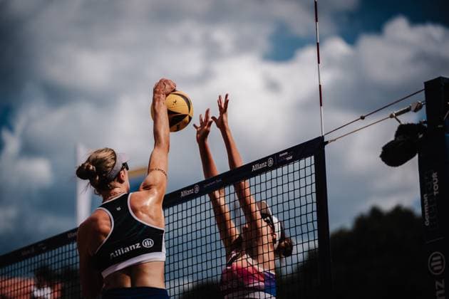 Beachvolleyball Frauen Allianz German Beach Tour 2025 Tourstop München 11.07.2025 v.l. Marie Schieder beim Angriff gegen Sarah Schulz München Zentraler Hochschulsport Münche Bayern Deutschland
