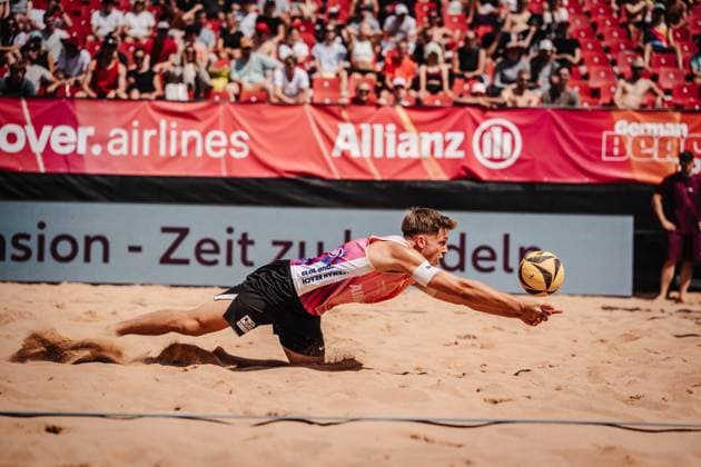 Beachvolleyball Männer Allianz German Beach Tour 2025 Tourstop München 11.07.2025 Luis Kubo springt zum Ball München Zentraler Hochschulsport Münche Bayern Deutschland