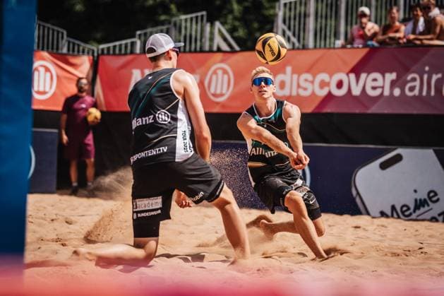 Beachvolleyball Männer Allianz German Beach Tour 2025 Tourstop München 11.07.2025 Jonas Reinhardt spielt den Ball München Zentraler Hochschulsport Münche Bayern Deutschland