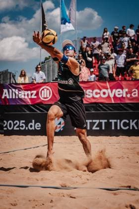 Beachvolleyball Männer Allianz German Beach Tour 2025 Tourstop München 11.07.2025 Tilo Rietschel spielt den Ball München Zentraler Hochschulsport Münche Bayern Deutschland