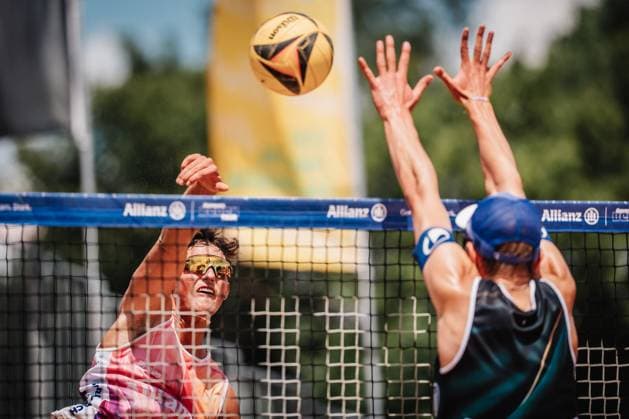 Beachvolleyball Männer Allianz German Beach Tour 2025 Tourstop München 11.07.2025 Hennes Nissen beim Angriff München Zentraler Hochschulsport Münche Bayern Deutschland