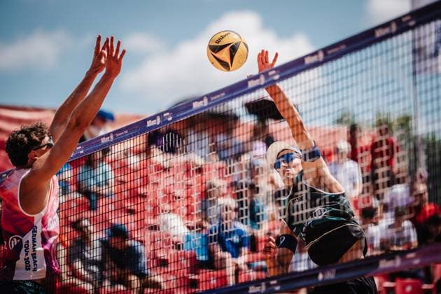 Beachvolleyball Männer Allianz German Beach Tour 2025 Tourstop München 11.07.2025 Momme Lorenz beim Angriff München Zentraler Hochschulsport Münche Bayern Deutschland