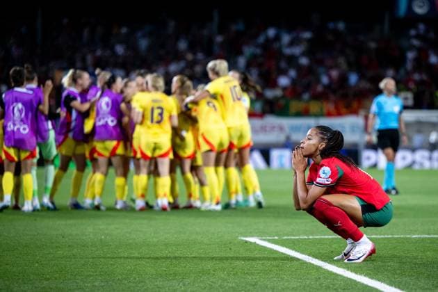 Jessica Silva (Portugal, 10) aergert sich ueber das Tor zum 1:2, die drohende Niederlage und das Ausscheiden aus dem Turnier, dahinter Jubel der Spielerinnen von Belgien, SUI, Portugal vs Belgien, Fussball, UEFA Womens Euro 2025, Gruppe B, 3. Spieltag, Spielzeit 2024 2025, 11.07.2025 SUI, Portugal vs Belgien, Fussball, UEFA Womens Euro 2025, Gruppe B, 3. Spieltag, Spielzeit 2024 2025, 11.07.2025 Sion *** Jessica Silva Portugal, 10 is upset about the goal to 1-2, the impending defeat and the elimination from the tournament, behind her the players of Belgium, SUI, Portugal vs Belgium, Football, UEFA Womens Euro 2025, Group B, Matchday 3, Season 2024 2025, 11 07 2025 SUI, Portugal vs Belgium, Football, UEFA Womens Euro 2025, Group B, Matchday 3, Season 2024 2025, 11 07 2025 Sion Copyright: xEibner-Pressefoto Memmlerx EP_MMR