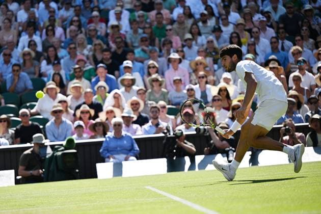 (250712) -- LONDON, July 12, 2025 -- Carlos Alcaraz hits a return during the men s singles semifinal match between Carlos Alcaraz of Spain and Taylor Fritz of the United States at the Wimbledon Tennis Championships in London, Britain, July 11, 2025. ) (SP)BRITAIN-LONDON-TENNIS-WIMBLEDON-MEN S SINGLES ZhaoxDingzhe 