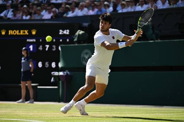 (250712) -- LONDON, July 12, 2025 -- Carlos Alcaraz hits a return during the men s singles semifinal match between Carlos Alcaraz of Spain and Taylor Fritz of the United States at the Wimbledon Tennis Championships in London, Britain, July 11, 2025. ) (SP)BRITAIN-LONDON-TENNIS-WIMBLEDON-MEN S SINGLES ZhaoxDingzhe 