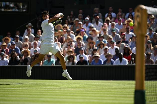 (250712) -- LONDON, July 12, 2025 -- Carlos Alcaraz hits a return during the men s singles semifinal match between Carlos Alcaraz of Spain and Taylor Fritz of the United States at the Wimbledon Tennis Championships in London, Britain, July 11, 2025. ) (SP)BRITAIN-LONDON-TENNIS-WIMBLEDON-MEN S SINGLES ZhaoxDingzhe 