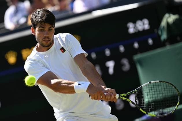 (250712) -- LONDON, July 12, 2025 -- Carlos Alcaraz hits a return during the men s singles semifinal match between Carlos Alcaraz of Spain and Taylor Fritz of the United States at the Wimbledon Tennis Championships in London, Britain, July 11, 2025. ) (SP)BRITAIN-LONDON-TENNIS-WIMBLEDON-MEN S SINGLES ZhaoxDingzhe 