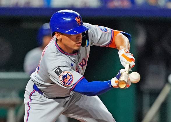 July 11, 2025: New York Mets outfielder Tyrone Taylor (15) lays down a sacrifice bunt against the Royals at Kauffman Stadium Kansas City, Missouri. CSM. Kansas City United States - ZUMAc04_ 20250711_zma_c04_074 Copyright: xJonxRobichaudx