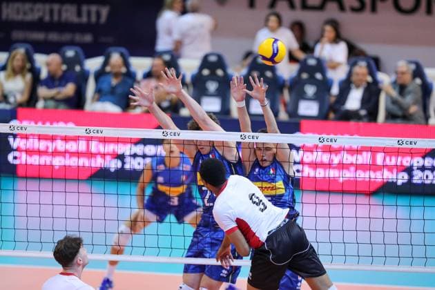 Italy block during Men s U22 European Championship, EM, Europameisterschaft Qualification Tournament - Italy vs England, Events in Cisterna Latina, Italy, July 11 2025  Copyright: xLuigixMariani IPAxSportx xipa-agency.netx xx IPA_60289663 IPA_Agency_IPA60289663