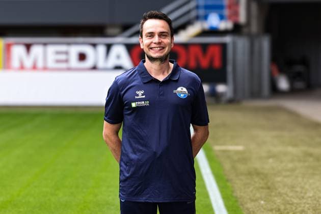 Video-und Spielanalyst Julian Metzger, SC Paderborn - 2. Fussball Bundesliga Porträttermin 2. BL 2025 2026 offizieller Fototermin SC Paderborn in der Home Deluxe Arena in Paderborn - Porträt, Portrait, Einzelbild, Deutschland, Fussball, Maenner, GER, 11.07.2025