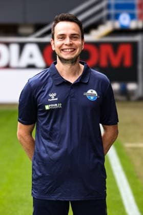 Video-und Spielanalyst Julian Metzger, SC Paderborn - 2. Fussball Bundesliga Porträttermin 2. BL 2025 2026 offizieller Fototermin SC Paderborn in der Home Deluxe Arena in Paderborn - Porträt, Portrait, Einzelbild, Deutschland, Fussball, Maenner, GER, 11.07.2025