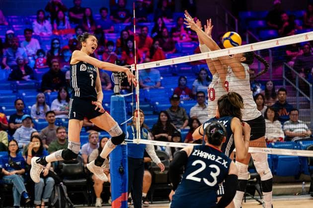 (250712) -- ARLINGTON, July 12, 2025 -- Wu Mengjie (Top L) of China spikes the ball during the match between Canada and China at the Women s Volleyball Nations League (VNL) 2025 in Arlington, the United States, July 11, 2025. (Photo by Xinhua) (SP)U.S.-ARLINGTON-VOLLEYBALL-NATIONS LEAGUE-WOMEN ChenxChen 